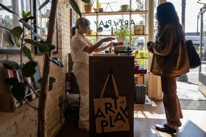 Kelly Clarkson and a Brooklyn store clashed on social media.  Behind it, power dynamics loomed